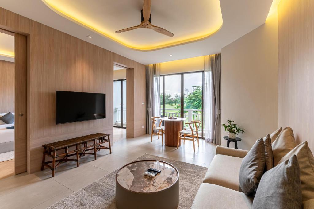 Stylish 1 Bedroom Apartment with Golf View, Steps from Bang Tao Beach, Allamanda Laguna – Phuket